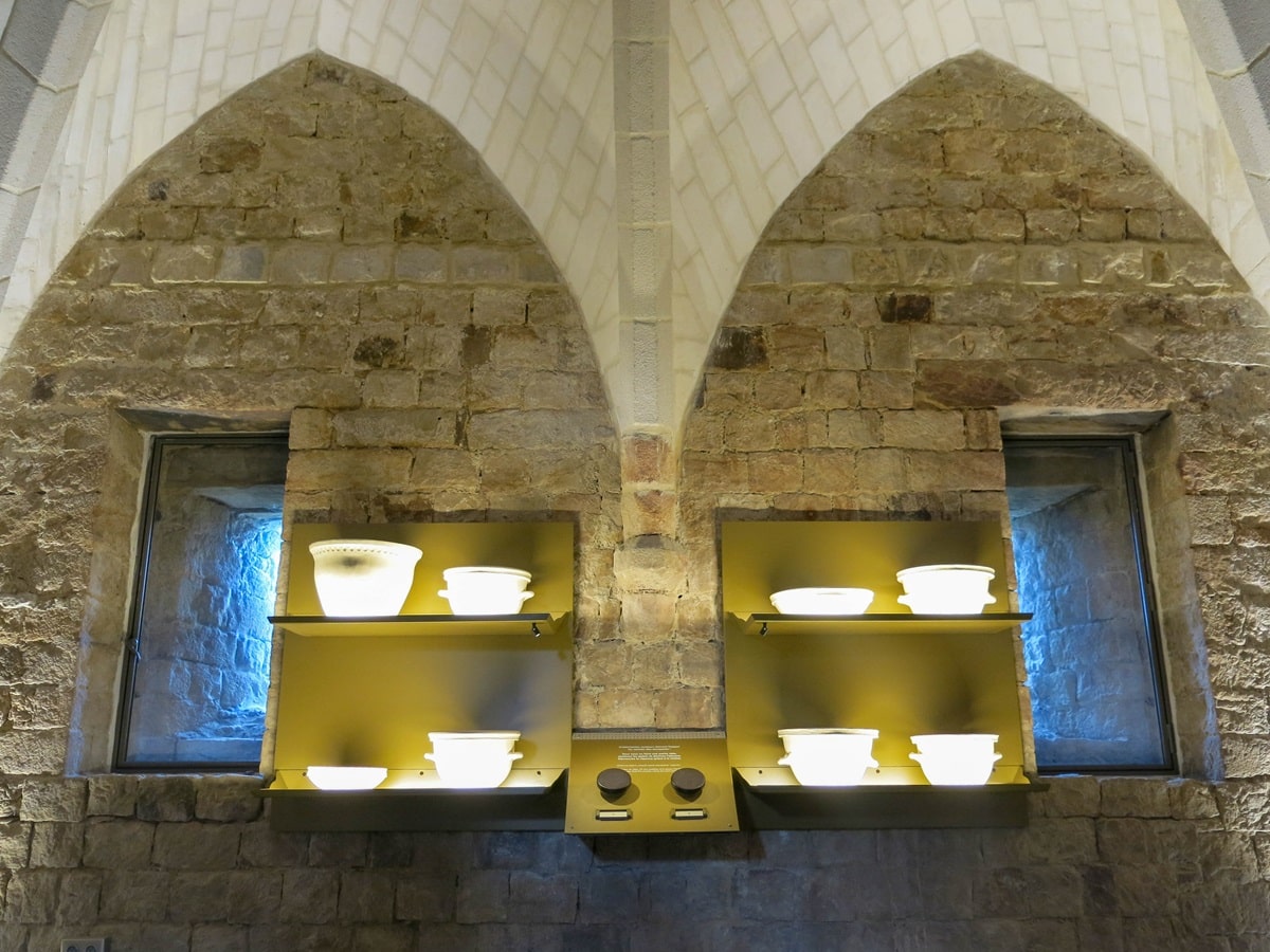 Salle des gardes du donjon de Bours avec ses murs en pierre