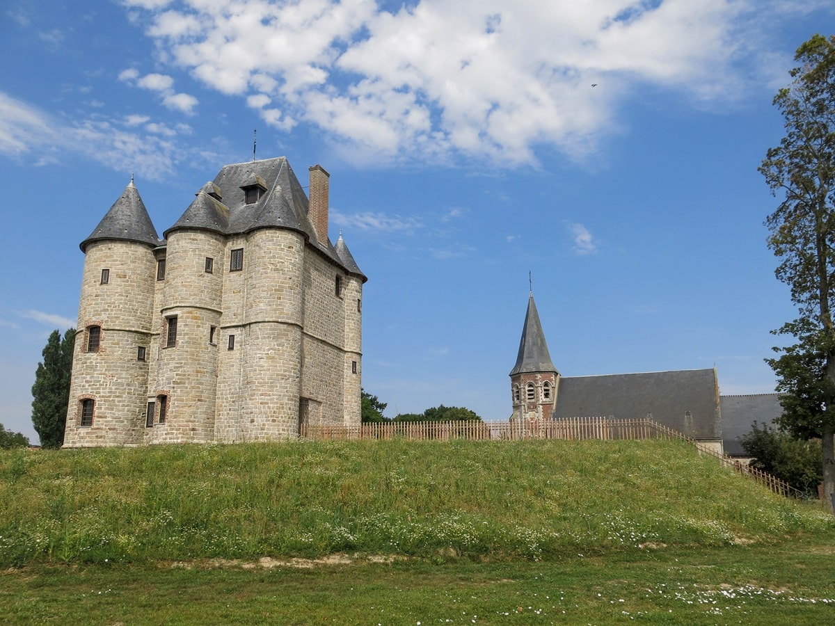 Vue du donjon de Bours un imposant chateau fort dominant la ville de Bours