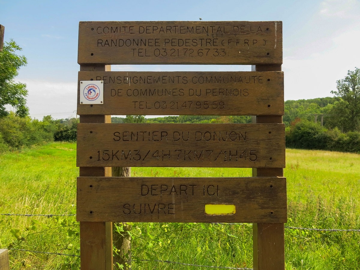 sentier de randonnee a proximite du donjon de bours