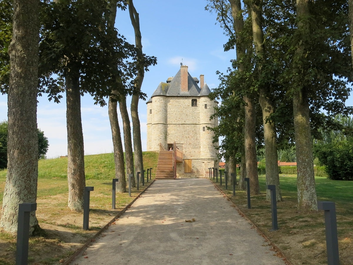 vue donjon de bours au bout de l allee